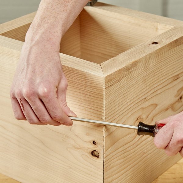 Cutting a miter joint