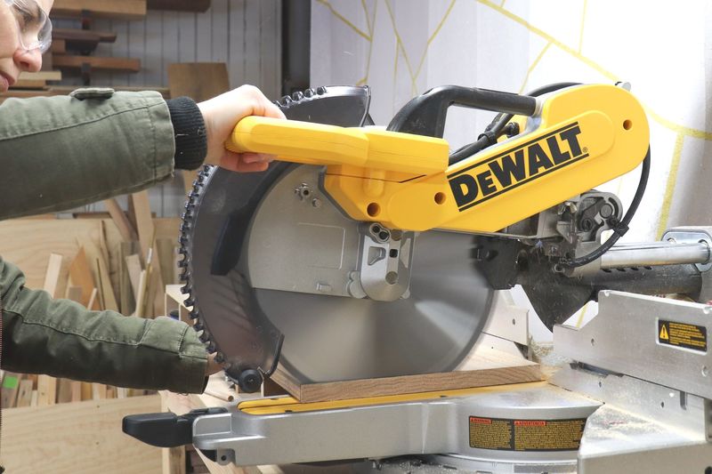 how to use a miter saw